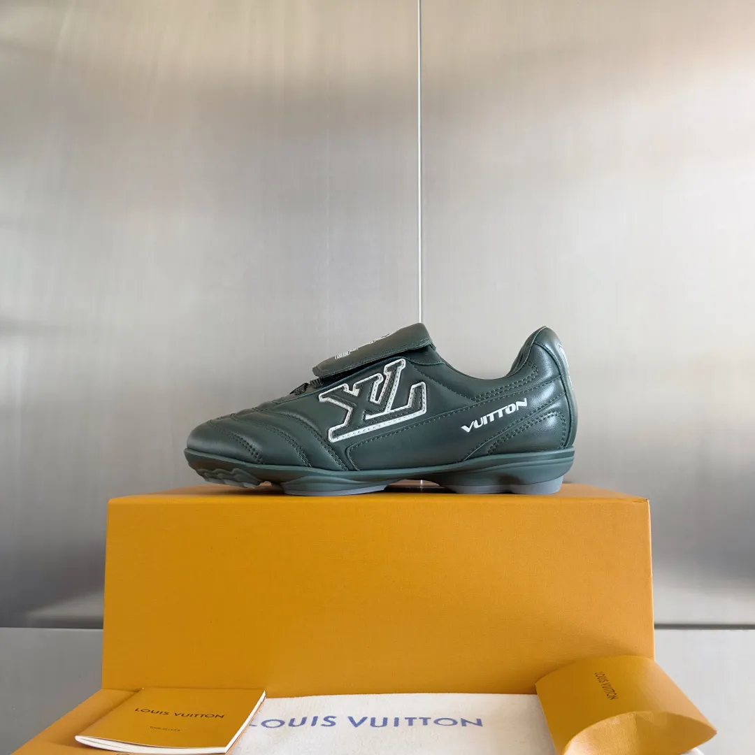 Top version: Couple model 640💰 LV Louis Vuitton L house Donkey brand latest Footprint series Couple model football sneakers casual running shoes original purchase development and production This Footprint Soccer sneaker was unveiled in the 2025 spring and summer series fashion show. It is the first sneaker designed by Pharrell Williams inspired by football shoes. The shoes are inspired by football, a sport that spans generations and cultures, echoing the 2025 spring and summer series fashion show's theme of unity and universal participation. The shoe is famous for its sleek design, with the dynamic IV Initials logo embellished on the side, the tongue embellished with the Lvers United badge inspired by the football team, and the foot pattern rubber sole decorated with multiple Louis Vuitton logos. Exquisitely packaged at the delivery counter🛍📦 ▪️Material: Original imported first-layer cowhide ▪️Lining: Original custom-made soft sheepskin lining ▪️Sole: Original open-molded two-color TPU combination sole ▪️Sole thickness: 3.5CM ▪️Size: Women’s 35-41 / Men’s 39-45